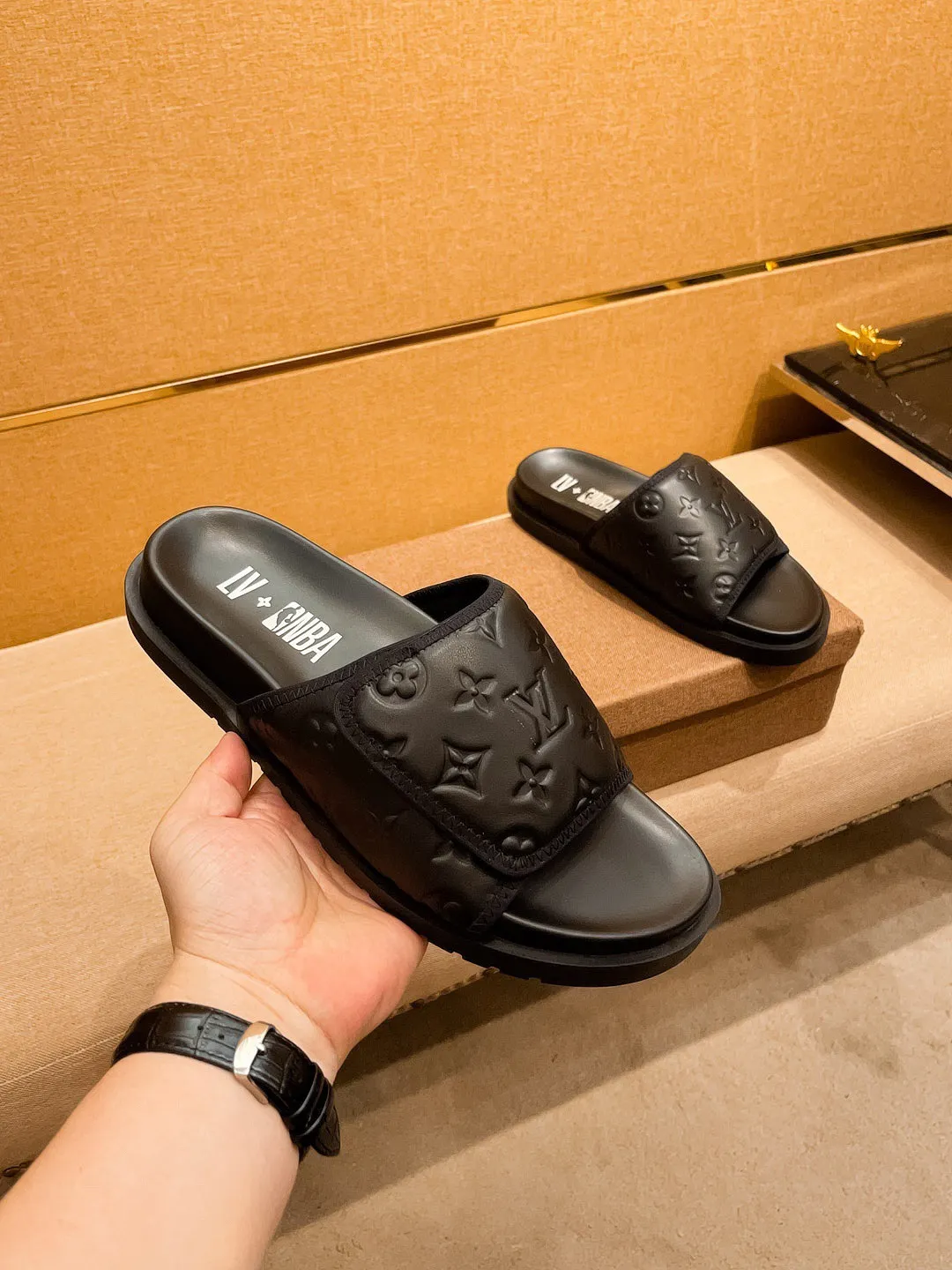 Men's men's shoes 💰 320💰 New model on the market 🔥[LV🔥 Louis Vuitton slippers] High-end 1:1 mold customization, original upgraded version of the outsole, lighter and non-slip. The market's top quality, fashionable and trendy, versatile and popular, simple yet tasteful, a must-have for fashionistas, exuding a fashionable and casual atmosphere, fashion is at your feet, full of confidence, the same style at the counter 👍The season of spring and summer slippers is here, super beautiful to wear, 38-44 1⃣️colors available🔥